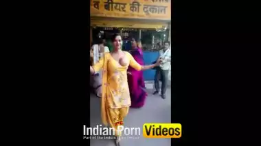 Indianpornvideos Exclusive : Desi street girls doing naughty act front of beer shop