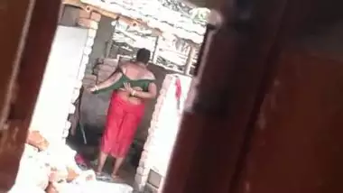 Village aunty outdoor bath caught by neighbor