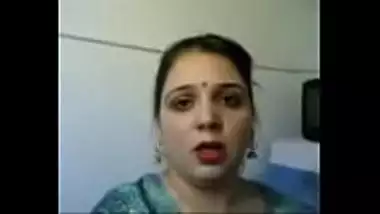 Desi aunty showing her big boobs and shaved pussy