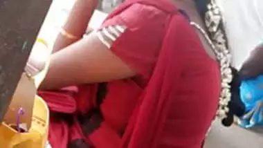 Tamil hot married girl showing her curves in busstop