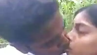 JUNGLE ME DESI SCHOOl girl BIG BOOBS PRESSING IN HER BF.