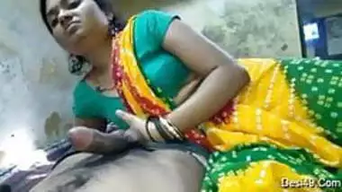 Randi Hindu bhabhi gauw ja rahi apna yaad gar video bnakar