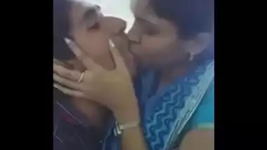 desi indian girlfriend kissing her boyfriend