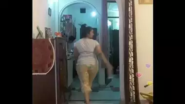 Hot desi indian bhabi shaking her sexi ass &boobs on bigo live...4