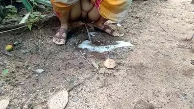 desi aunt nature pissing must watch