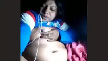 Bangladeshi Boudi Showing her Boobs and Pussy