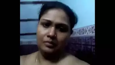 Busty Tamil nude bath video looks impressive