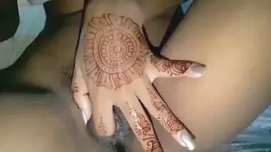 Horny desi girl fingering her juicy pussy in mehendi hand