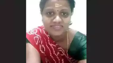 Tamil aunty stripping her saree