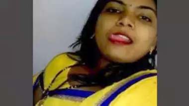 Desi bhabhi Showing Her Chood