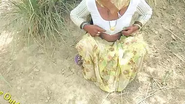 Desi village aunty outdoor show her pussy