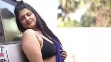 Desi bhabi big navel show , hot photoshoot