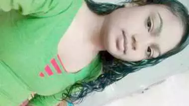 Desi cute village girl riya show her nice boobs