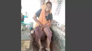 Desi village aunty show her pussy