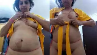 Desi aunty show her boobs n pussy