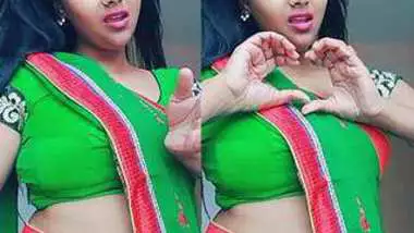 desi beauty in green saree exposing hot navel and bellybutton.