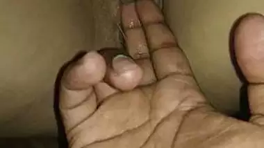 indian girl wet pussy eaking pussy