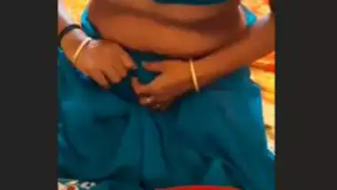 Sexy Bhabi Wearing Saree