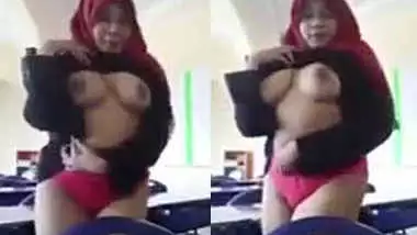 malaysian hijabi teen flashing her cute boobs