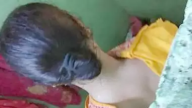 Desi New village bhabhi spy bath video