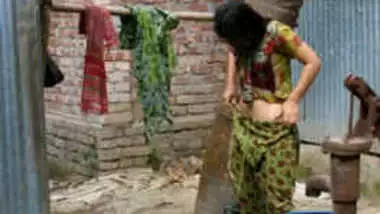 Desi girl bathing and dress changing hidden cam video