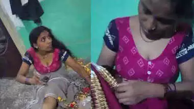 Hot bhabhi homemade hot cleavage expose in bare blouse.