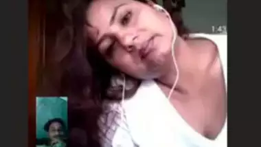 Chubby Bhabi Boobs Show Bathroom in Videocall