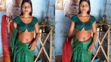 hot housewife bhabhi samhaal kumari navel expose in saree.