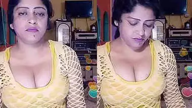 Desi Aunty showing cleavage on live cam.