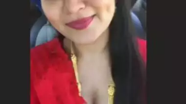 Sexy Bhabi Deep Cleavage