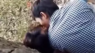 Desi lovers caught smoothcing in park