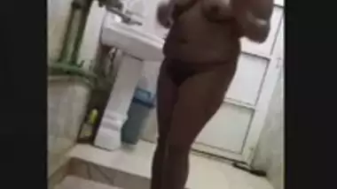 Desi Bhabi bath video in bathroom