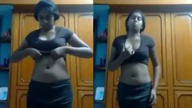 Sexy Desi Girl Showing Boobs