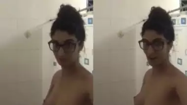 Hot sexy figured cute Paki girl leaked nude bathing video