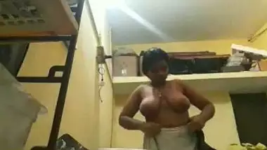 Tamil bhabhi wearing black bra after bath to cover pappaya boobs