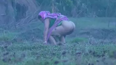 Indian aunty open piss ass capture