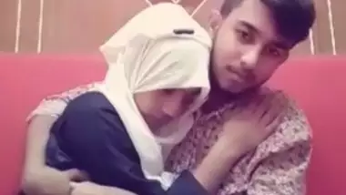 Cute Desi gf Kissing And Smooching(Look At her expressions)