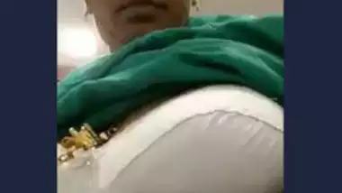 Desi bhabi show her boob nipple