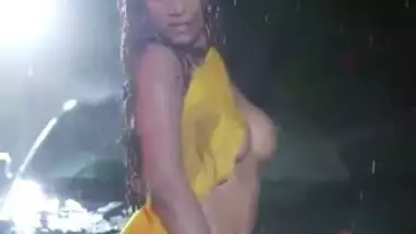 Poonam pandey rain dance in sari