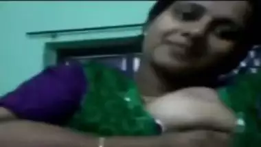 Banares bhabhi showing big boobs on whatsapp