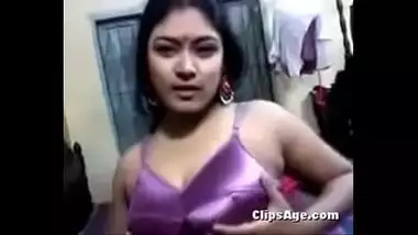 Sexy Marwadi bhabhi stripping her clothes