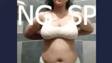 Desi bhabi remove dress and show her big boob