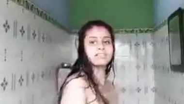 Desi sexy bhabi nude bath