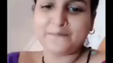 Beautiful Desi bhabhi shows her boobs