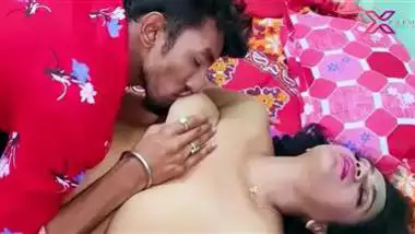 Kuwari chori ki chut ki seal ko padosi ne chod ke phad di