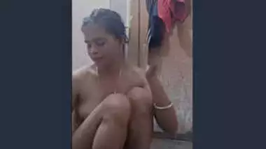 Cute Desi Girl Bathing