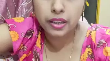 Rupa cleavage showing live show