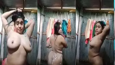 Beautiful curvy Desi Bhabhi nude bath video