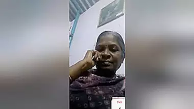 Today Exclusive -desi Aunty Shows Her Boobs To Lover On Video Call Part 2