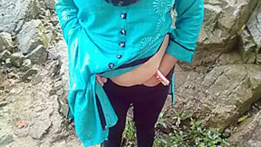 Ajnabi Ne Jungle Me Sonal Bhabhi Ki Choot Me Ungli Dalkar Maza Diya - Leigh Darby